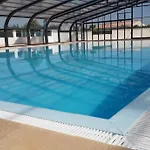 Pour 8 Dans Avec Piscine Chauffee شاليه *